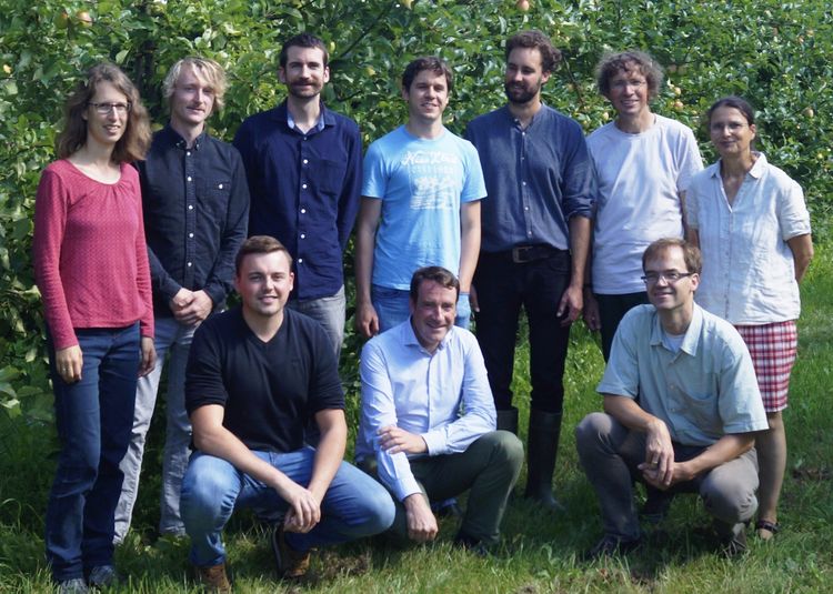 group picture, Meeting of the research group members in 2017 at organic fruit farm "Das Apfelschiff" in Hollingstedt