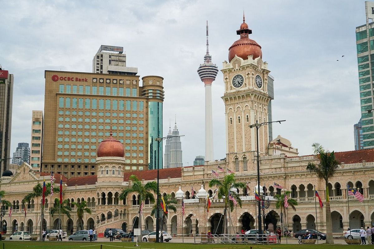 Gebäude vor Skyline von Kuala Lumpur