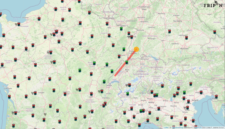 Europäische FRIPON Stationen. Grüne Kameras haben die Feuerkugel aufgenommen. die Rote Linie gibt die Flugbahn an.