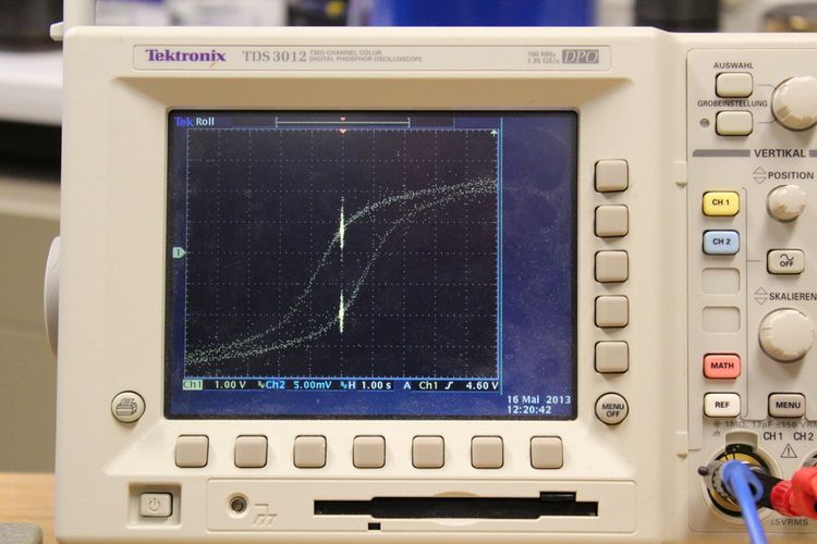 Foto einer Magnetisierungskurve mit einem Oszilloskop gemessen.