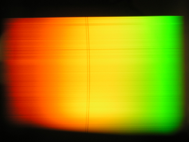 Kamerabild eines Weisslichtspektrums mit Fraunhoferlinien des Natriums.