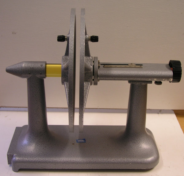 Foto eines Plattenkondensators mit verstellbarem Abstand.
