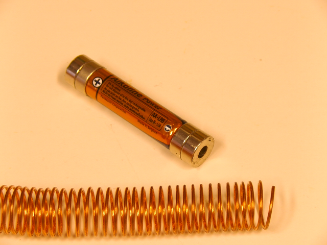 Foto einer Batterie mit Magneten an den Enden und Drahtspule.