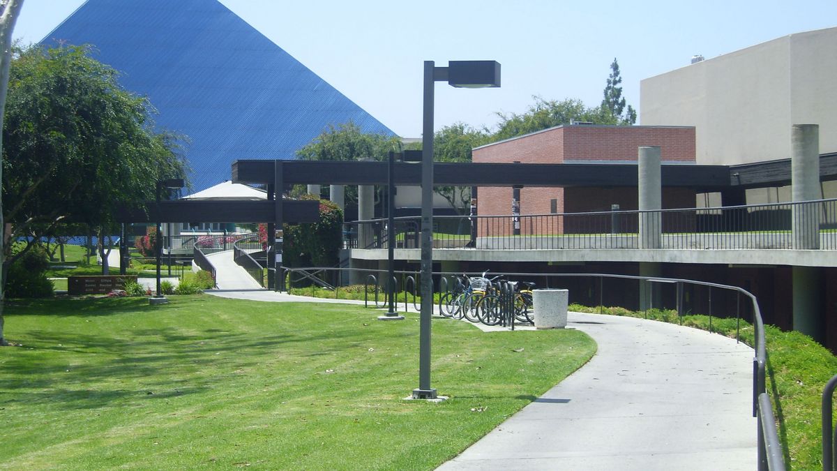 CSULB Campus mit Blick auf The Pyramid