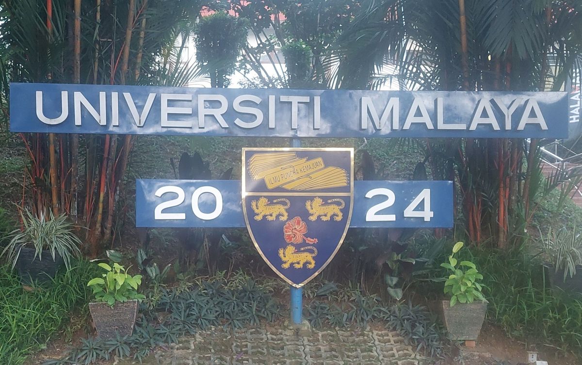 Schild der University of Malaya